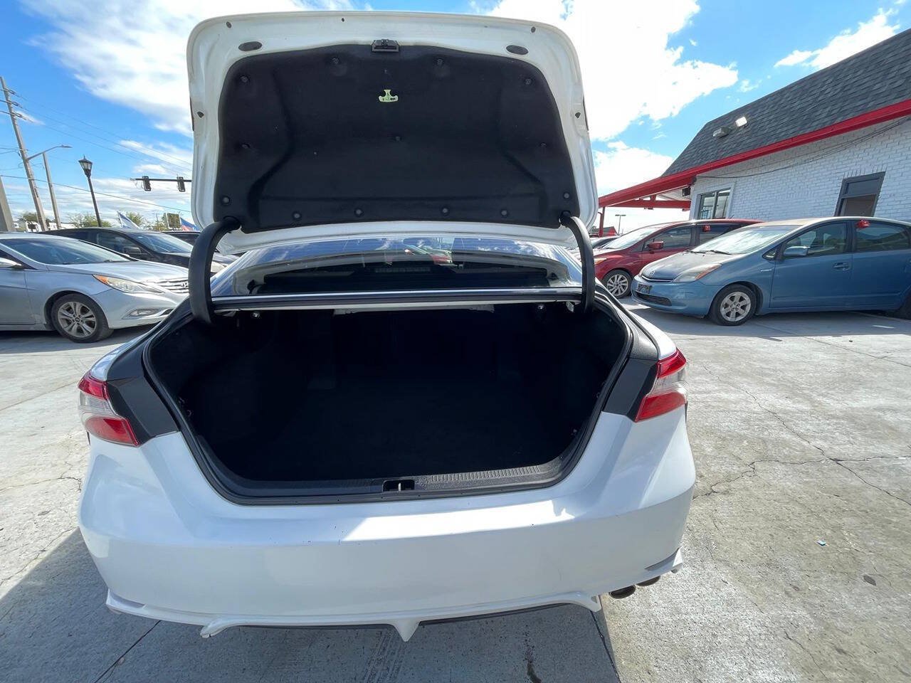 Used 2019 Toyota Camry SE FWD image 8