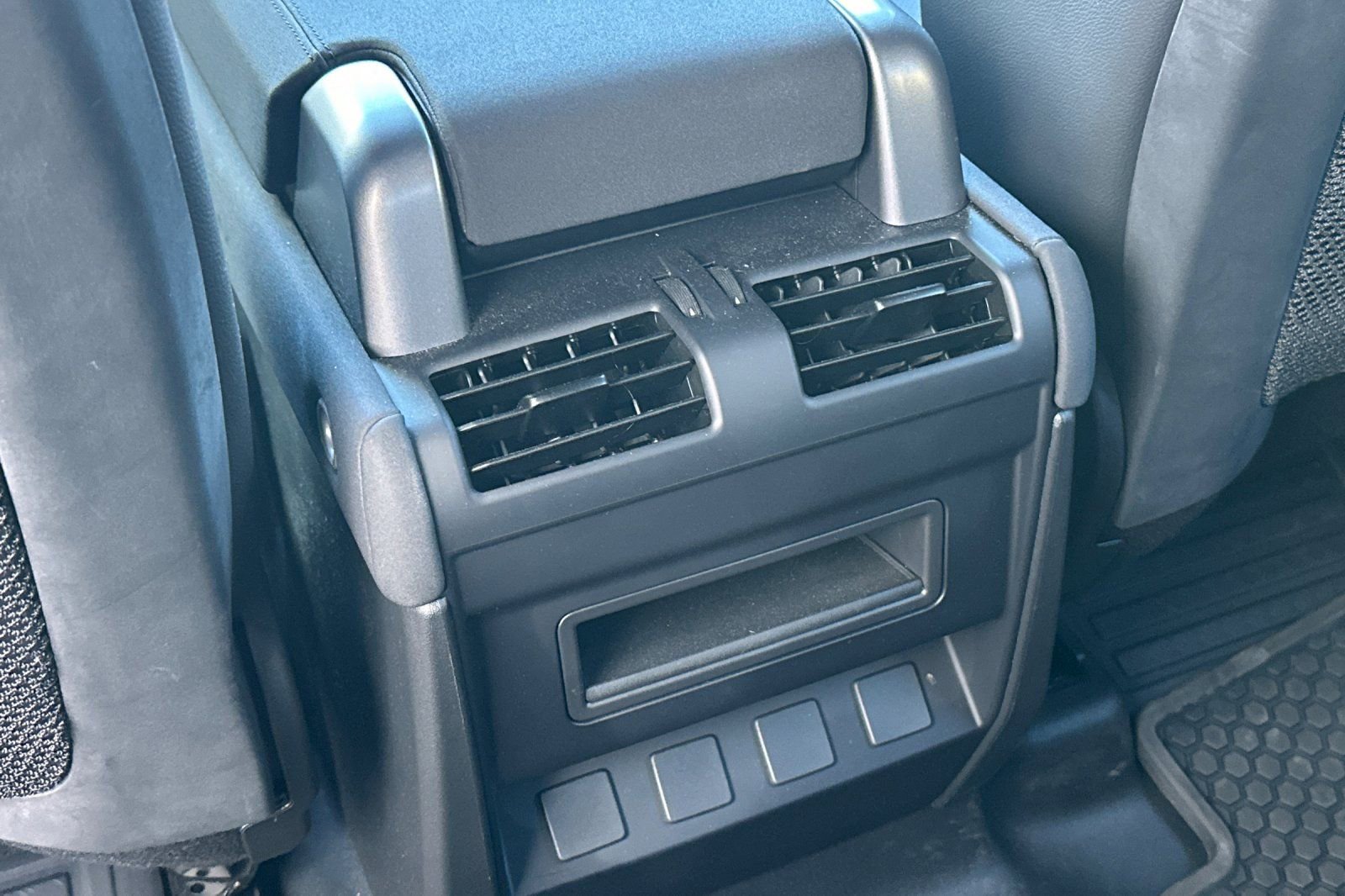 Used 2023 Land Rover Defender 110 X-Dynamic SE image 15