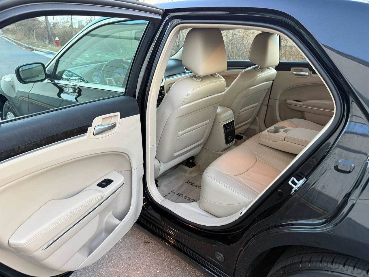 Used 2014 Chrysler 300 image 16