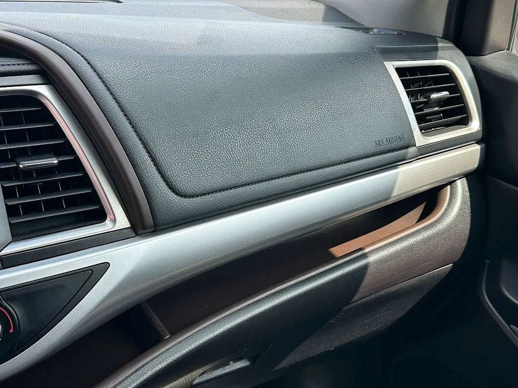 Used 2019 Toyota Highlander LE AWD/4WD image 27