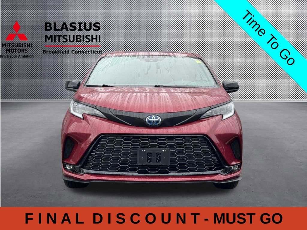 Used 2025 Toyota Sienna XSE w/ XSE Plus Package FWD image 3