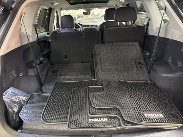 Used 2024 Volkswagen Tiguan SE w/ Panoramic Sunroof Package FWD image 12