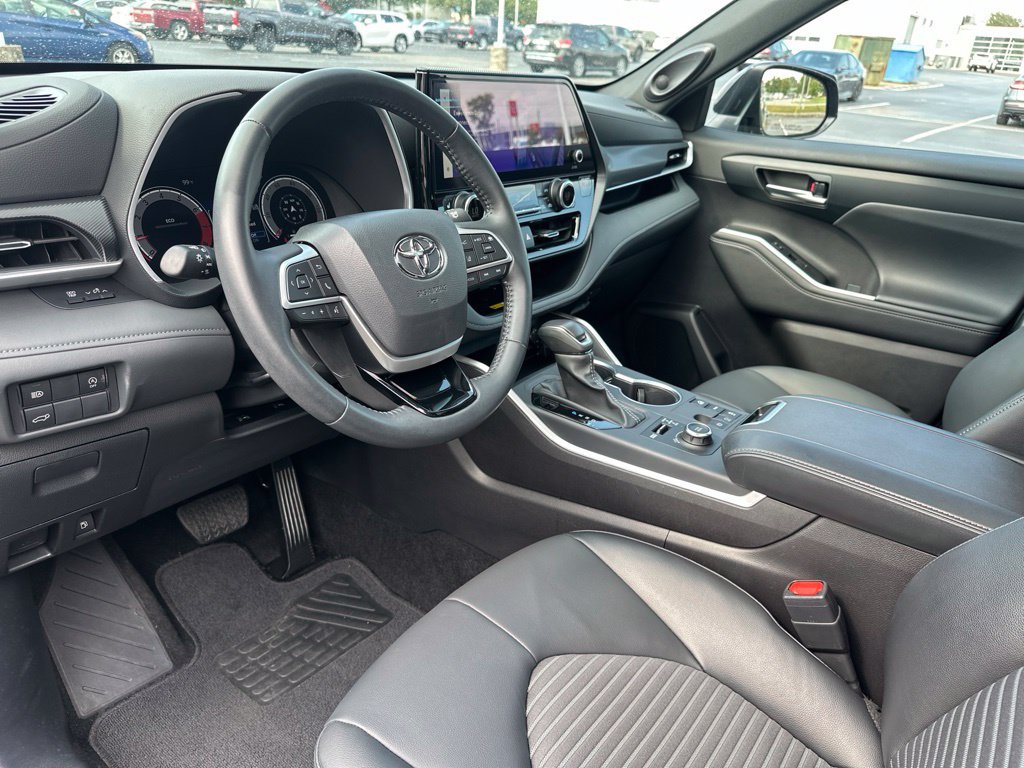 Used 2025 Toyota Highlander XSE AWD/4WD image 28