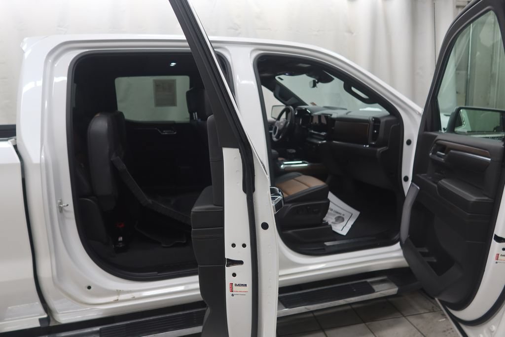 Used 2024 Chevrolet Silverado 1500 High Country w/ Technology Package AWD/4WD image 9