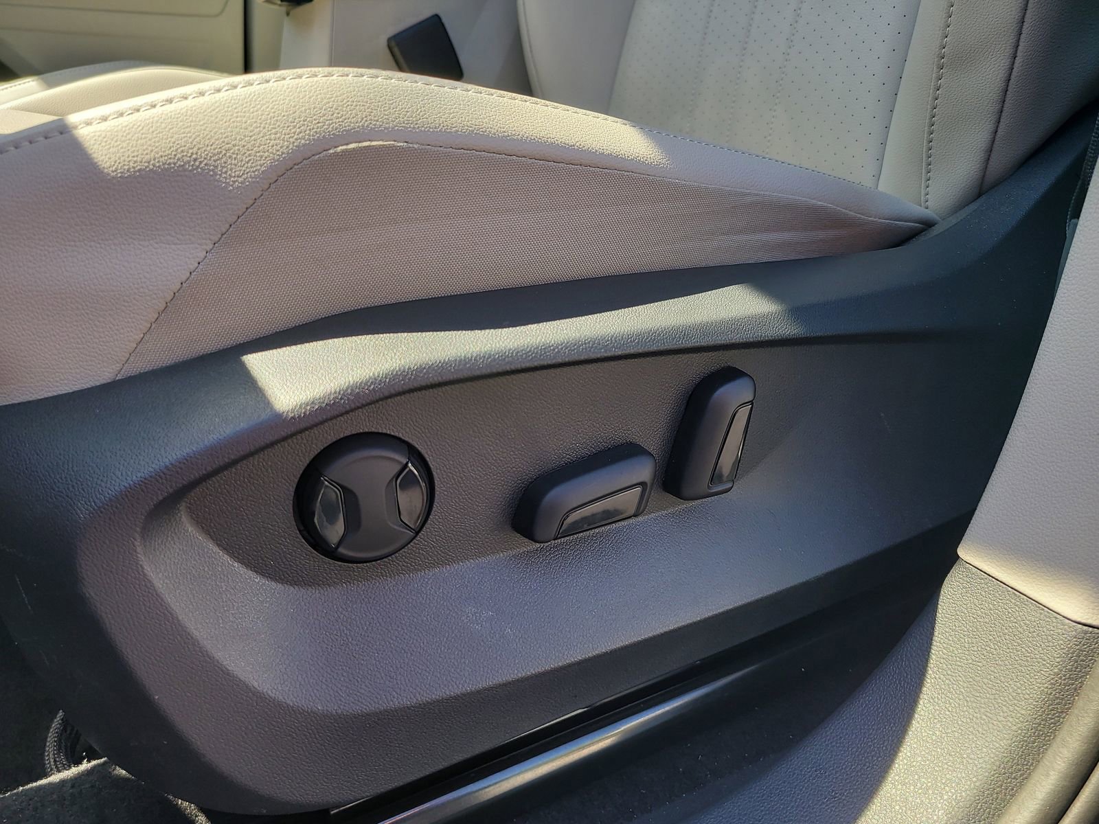 Used 2024 Volkswagen Tiguan SE image 17