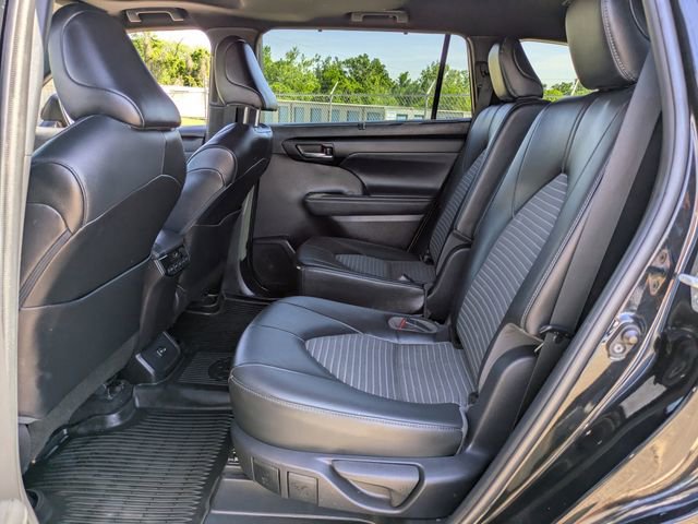 Used 2022 Toyota Highlander XSE FWD image 16