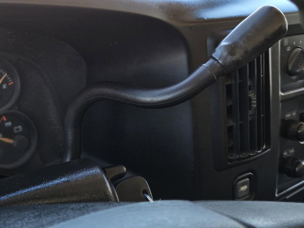 Used 2005 Chevrolet Express 3500 image 21