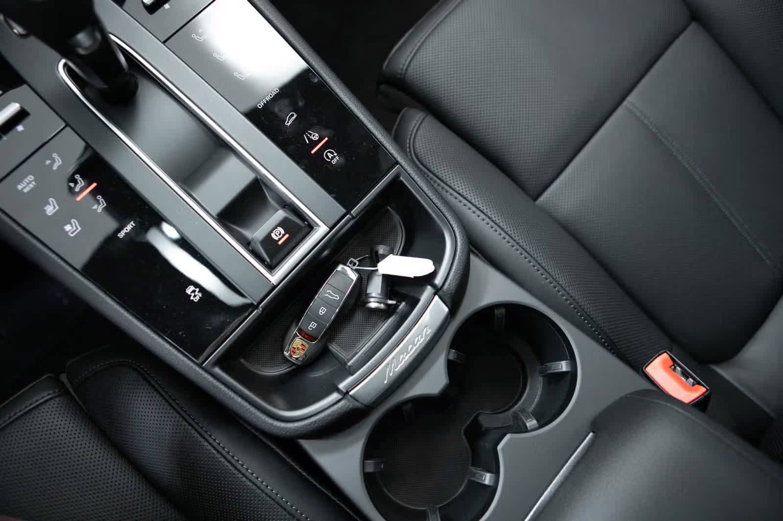 Certified 2026 Porsche Macan AWD/4WD image 33
