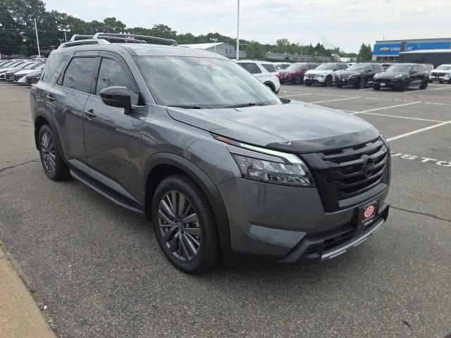 Used 2025 Nissan Pathfinder SL w/ SL Premium Package AWD/4WD image 3