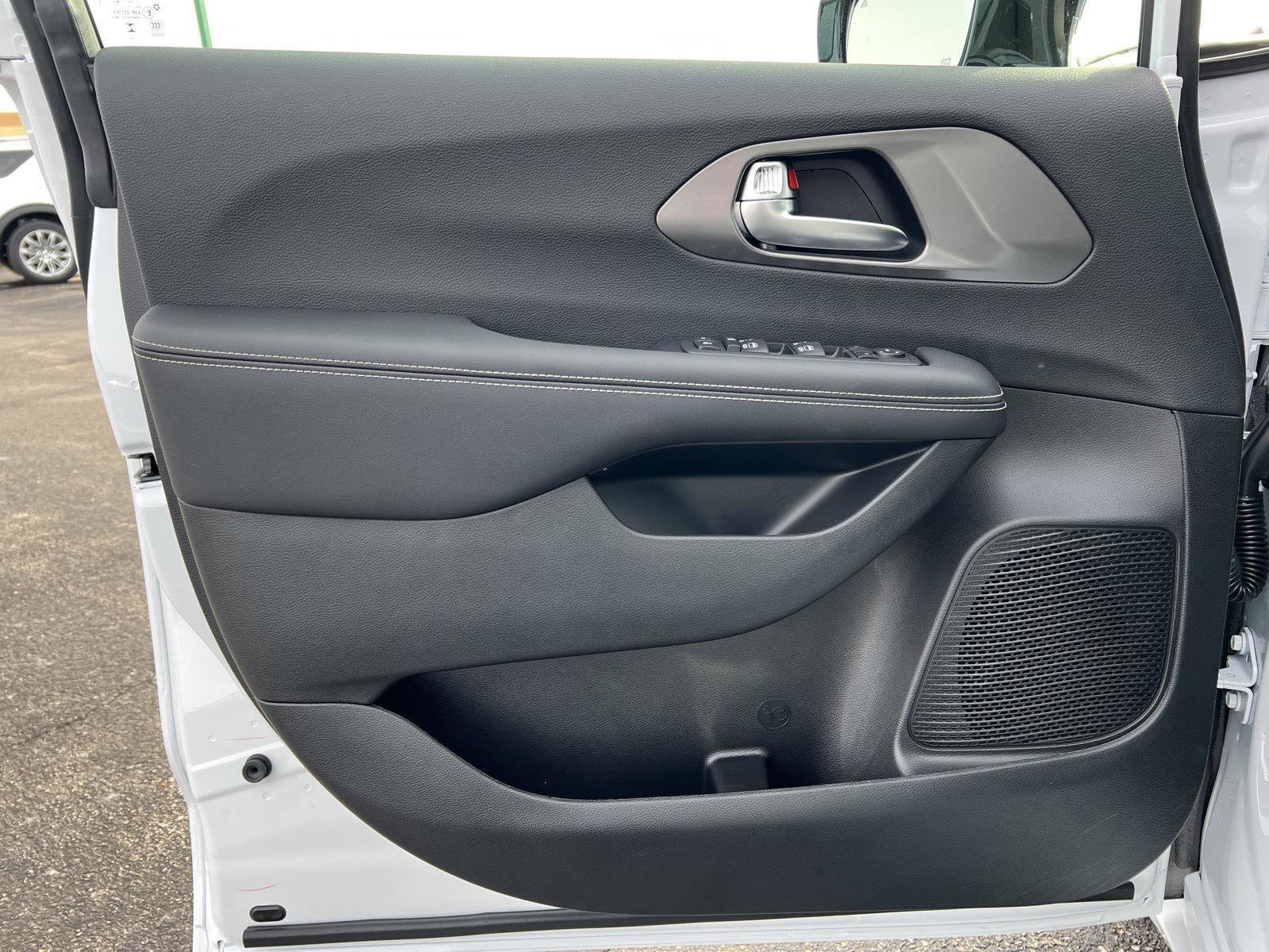 New 2026 Chrysler Voyager LX image 11