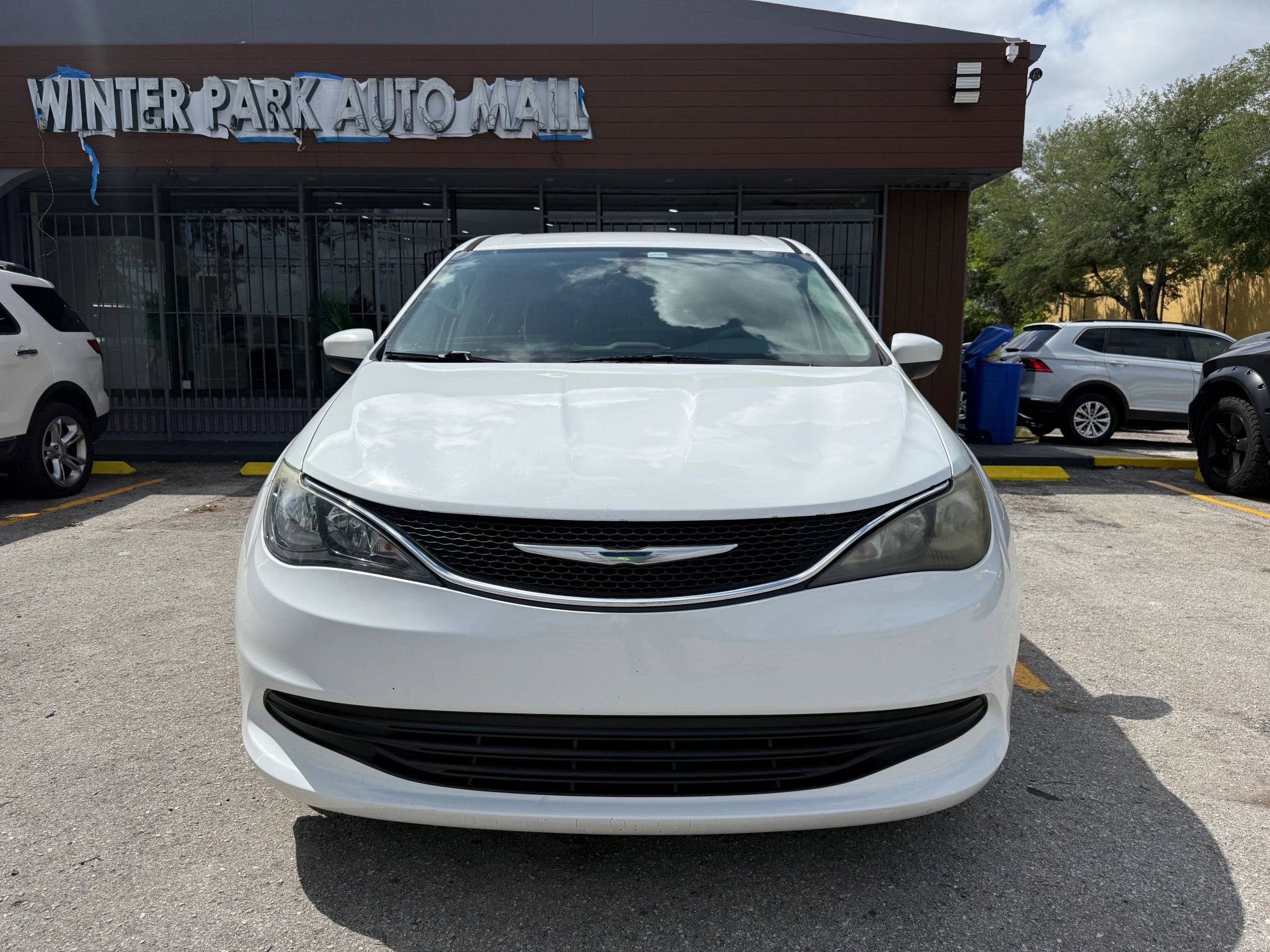 Used 2017 Chrysler Pacifica Touring FWD image 2