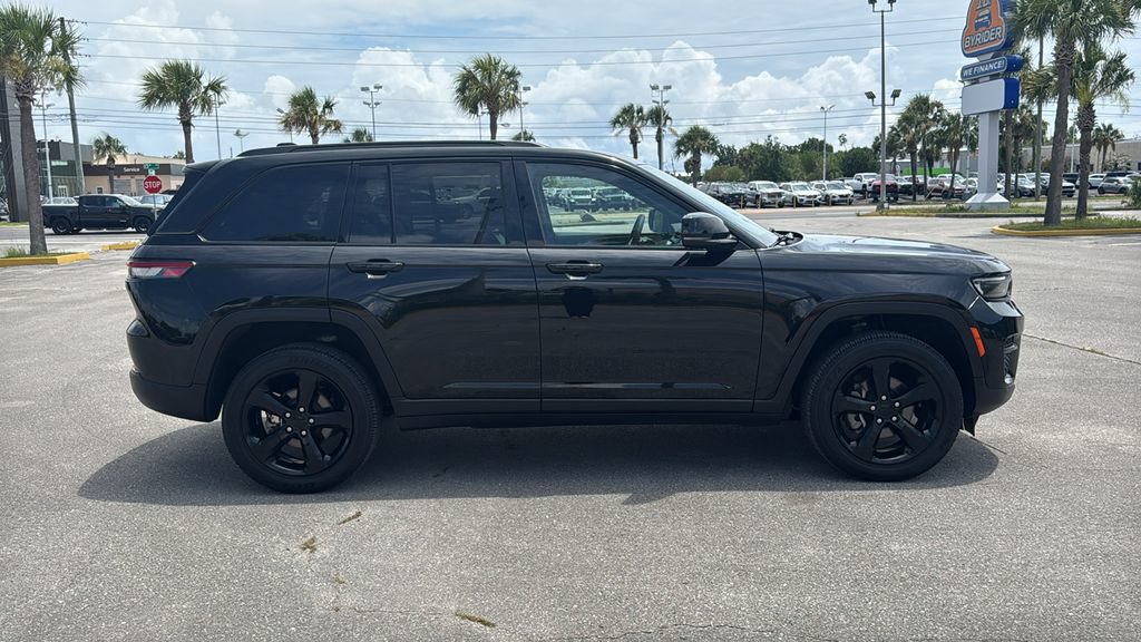 Used 2023 Jeep Grand Cherokee Altitude AWD/4WD image 7
