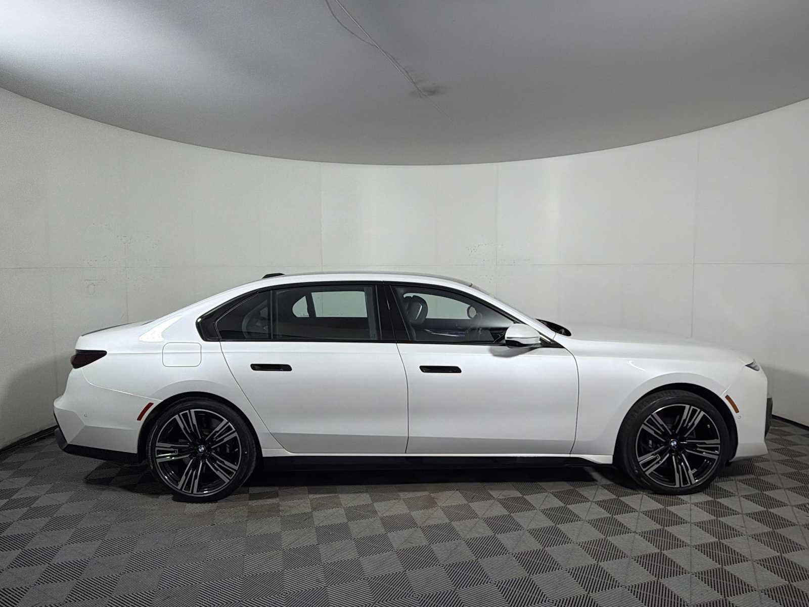 Certified 2023 BMW 760i xDrive AWD/4WD image 4