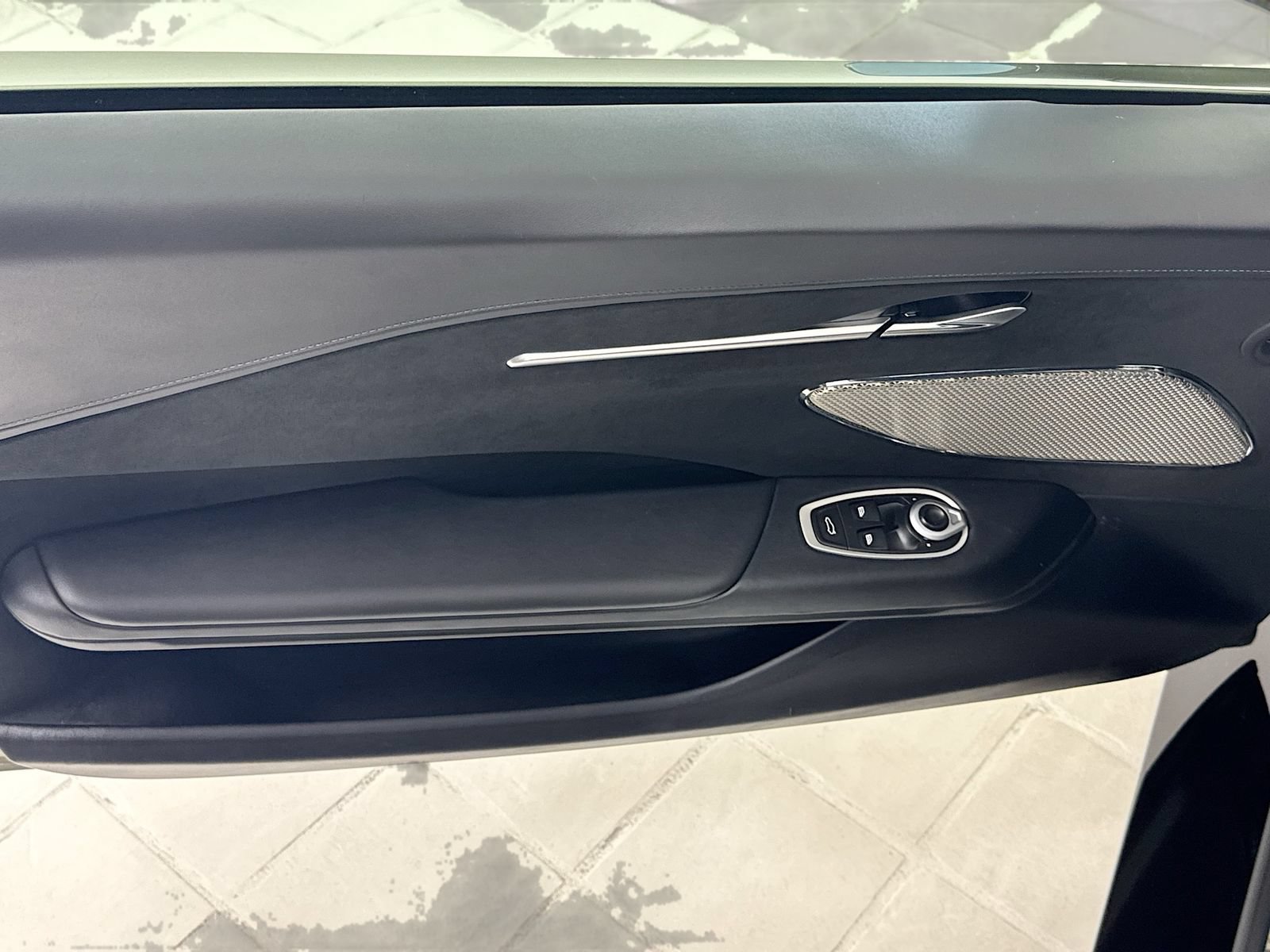 Used 2025 Aston Martin V8 Vantage Coupe RWD image 15