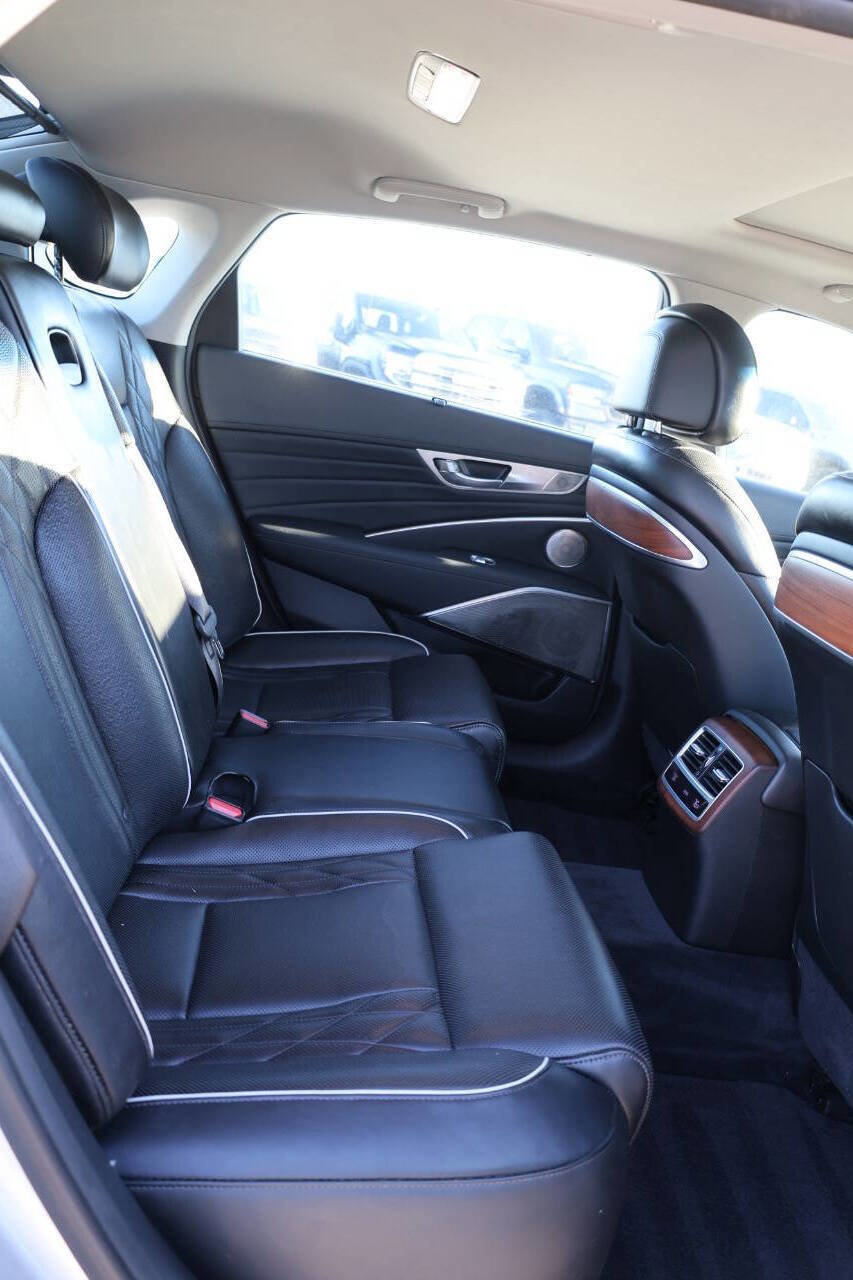 Used 2020 Kia K900 Luxury image 16