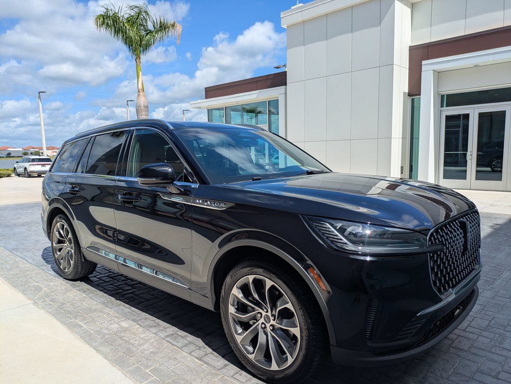 Certified 2025 Lincoln Aviator Reserve RWD image 4