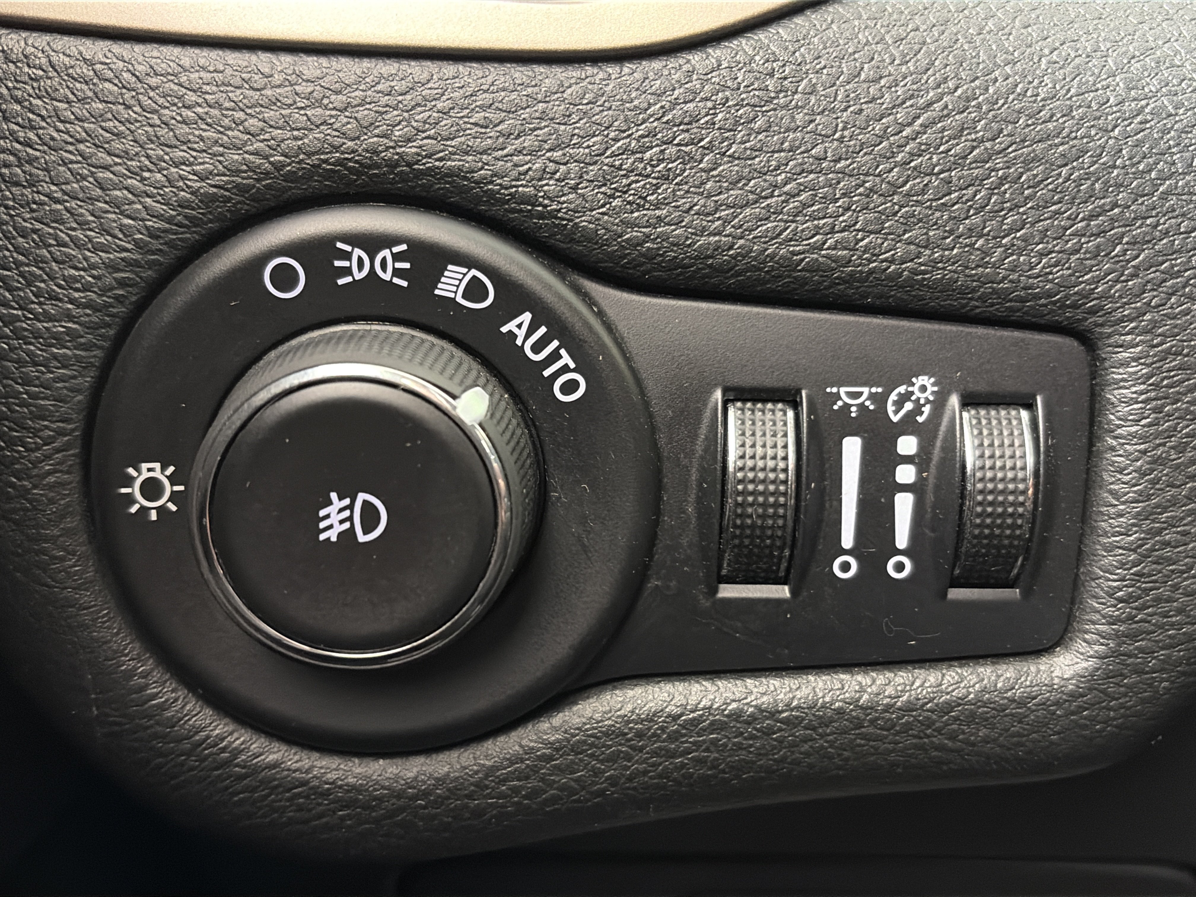 Used 2015 Jeep Cherokee Latitude w/ Cold Weather Group AWD/4WD image 35