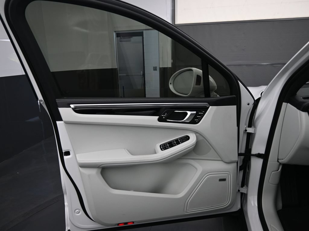 Certified 2025 Porsche Macan AWD/4WD image 7