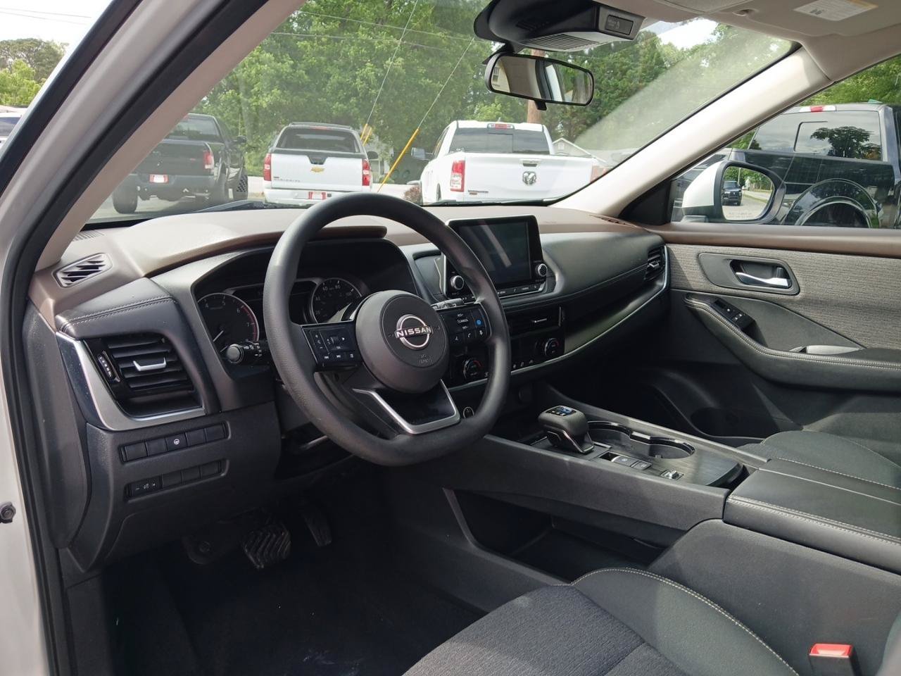 Used 2022 Nissan Rogue SV FWD image 18