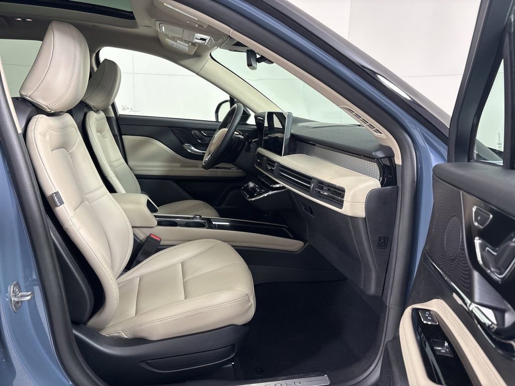 Used 2026 Lincoln Corsair Premiere image 12