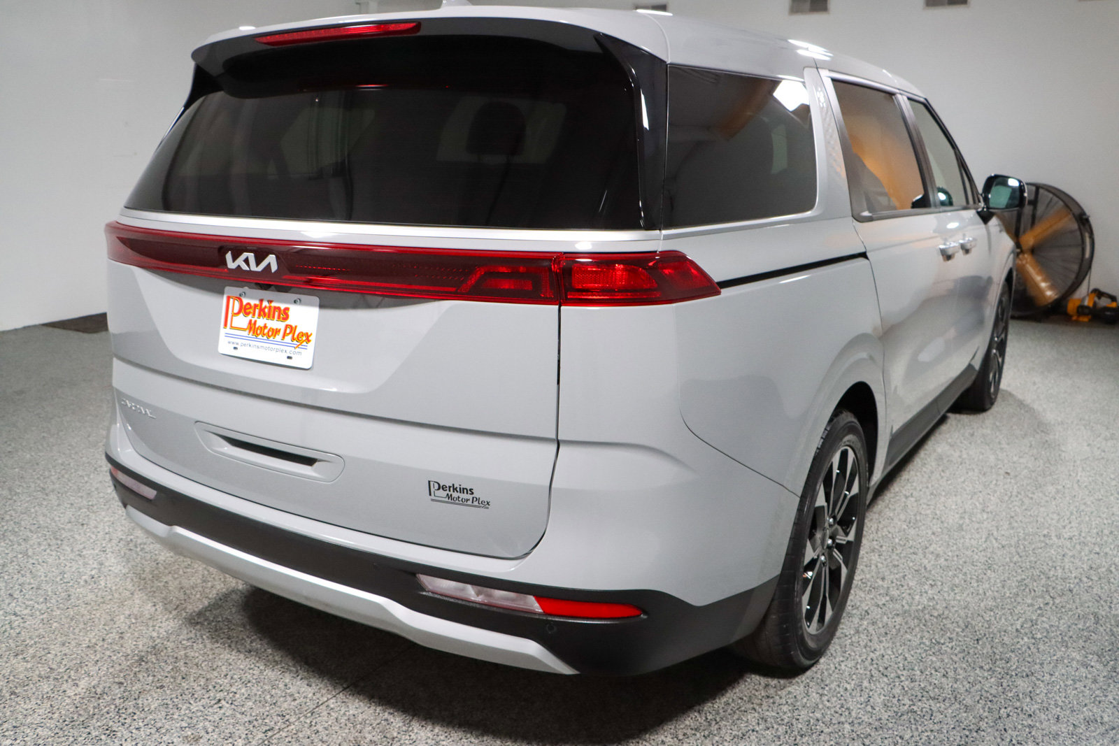 Used 2024 Kia Carnival EX image 7