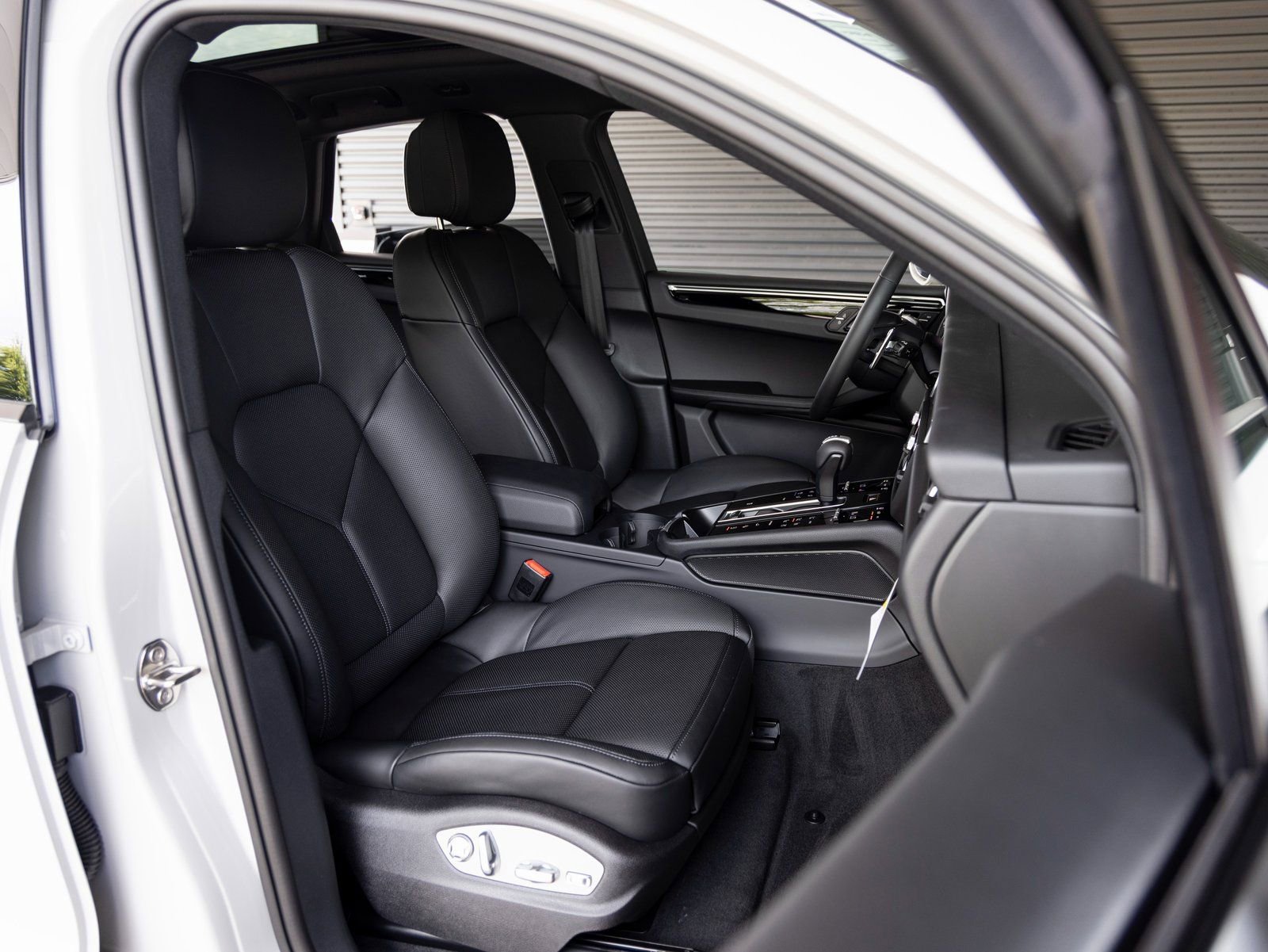 Certified 2025 Porsche Macan image 31