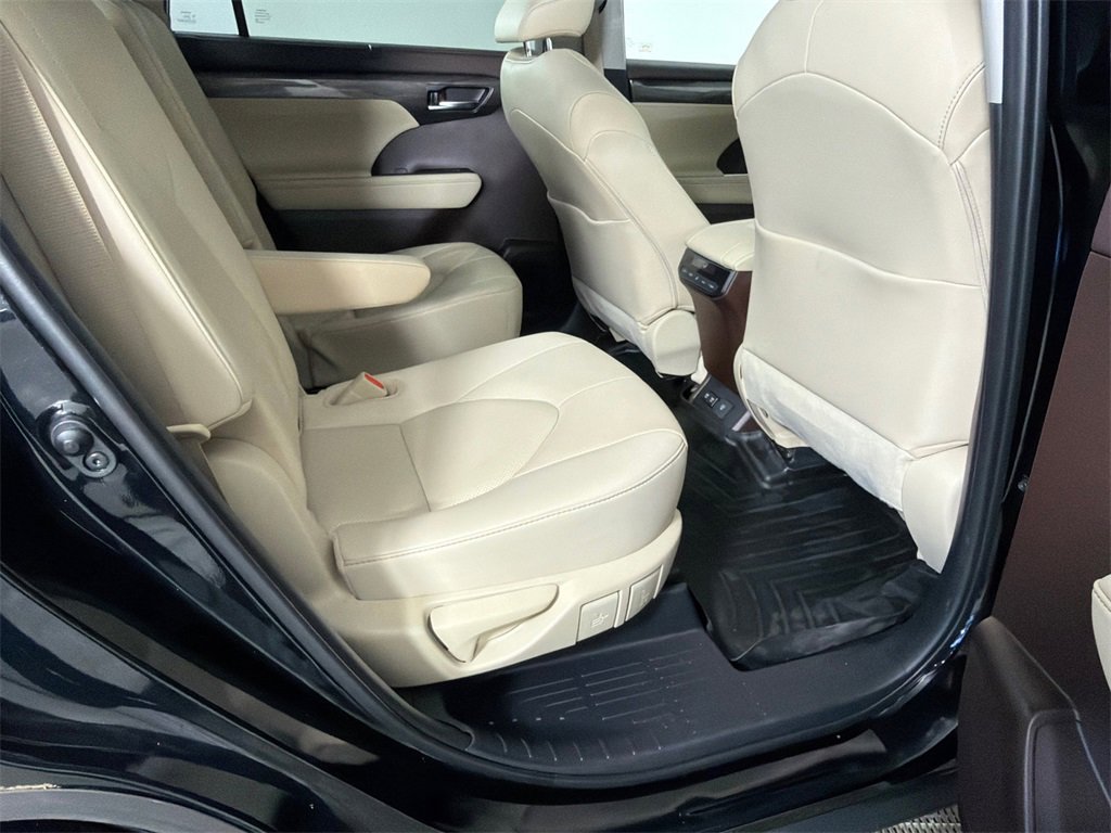 Used 2020 Toyota Highlander Limited image 17