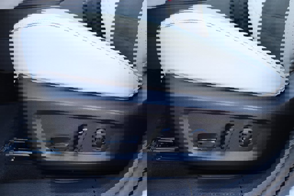 Used 2025 Mitsubishi Outlander SE image 18