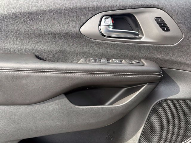 New 2027 Chrysler Pacifica Select FWD image 21