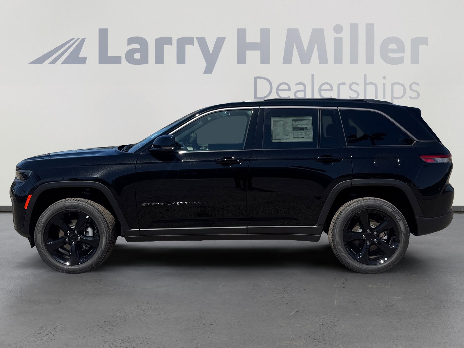 New 2026 Jeep Grand Cherokee Limited w/ Limited Altitude Package AWD/4WD image 2