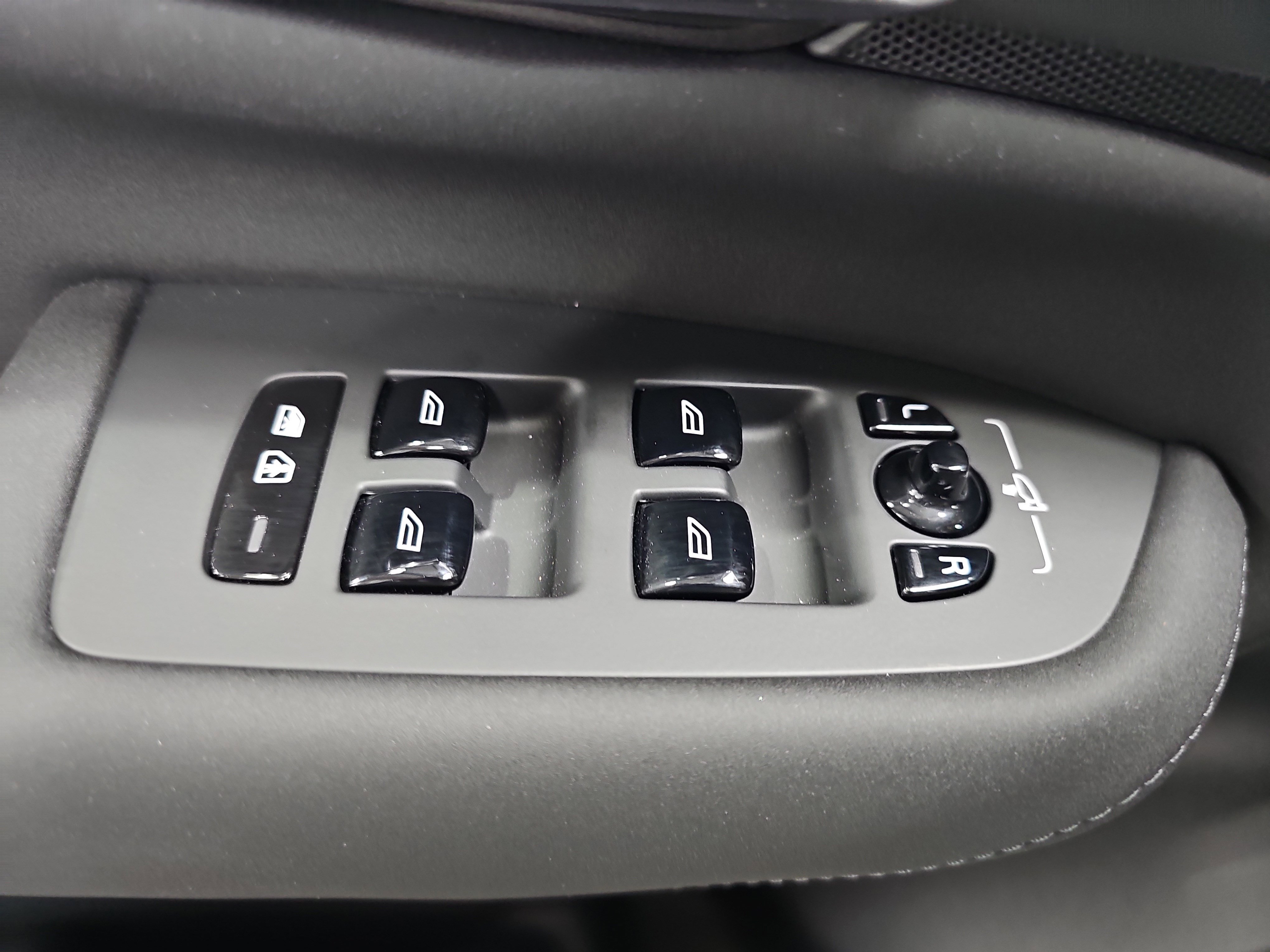 Used 2025 Volvo XC90 T8 Ultra w/ Protection Package Premier image 29