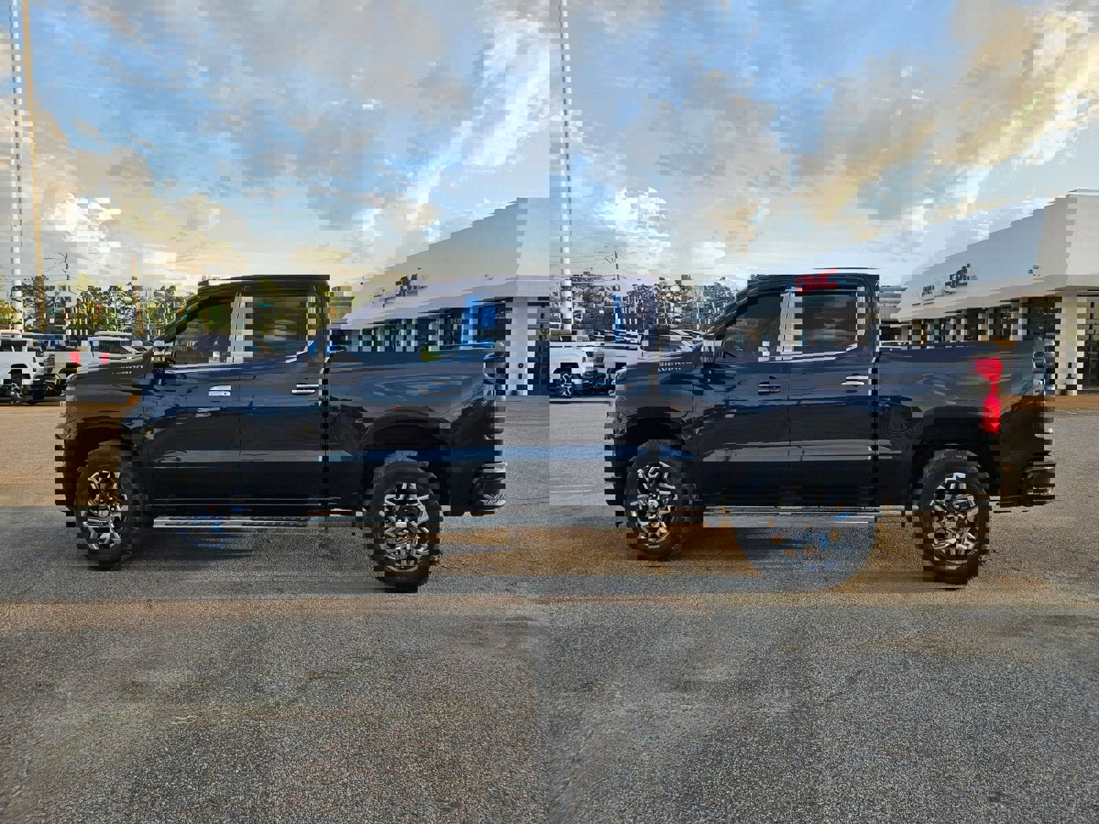 Used 2022 Chevrolet Silverado 1500 Custom RWD image 2