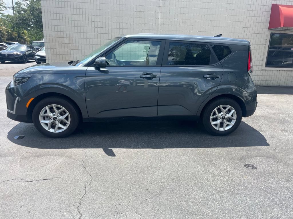 Used 2025 Kia Soul LX w/ LX Technology Package FWD image 2