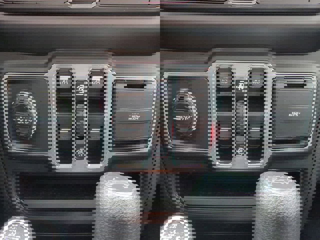 Used 2019 Jeep Wrangler Unlimited Sahara w/ LED Lighting Group image 31