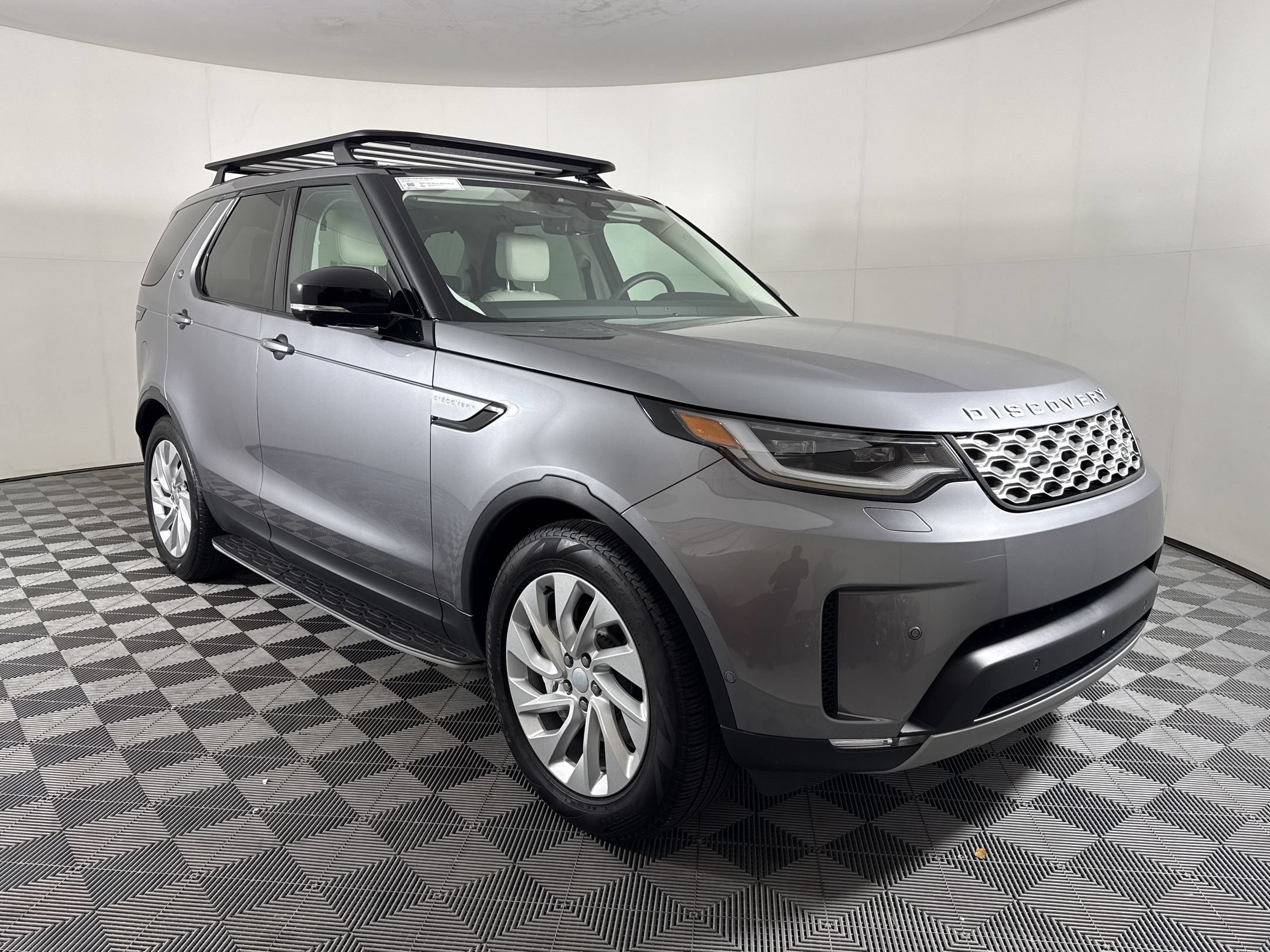 Used 2025 Land Rover Discovery S AWD/4WD image 7