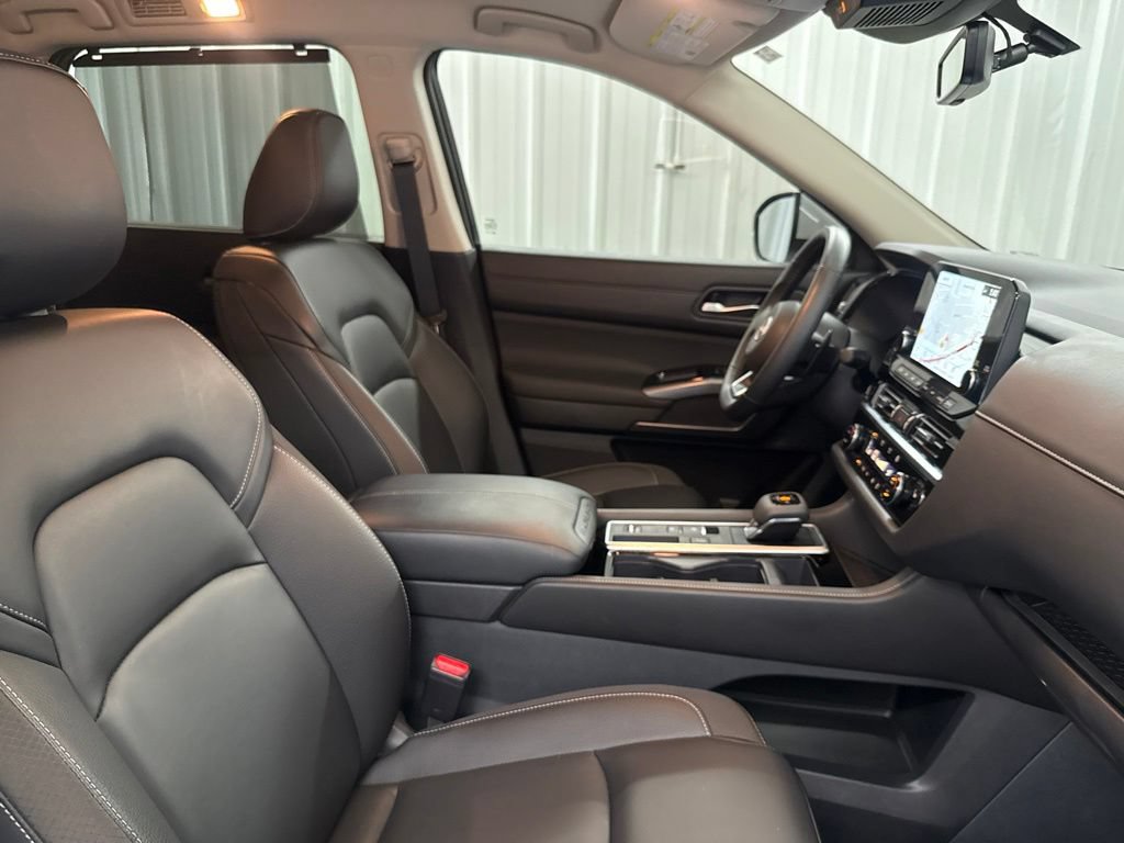 Used 2025 Nissan Pathfinder SL w/ Black Appearance Package FWD image 23