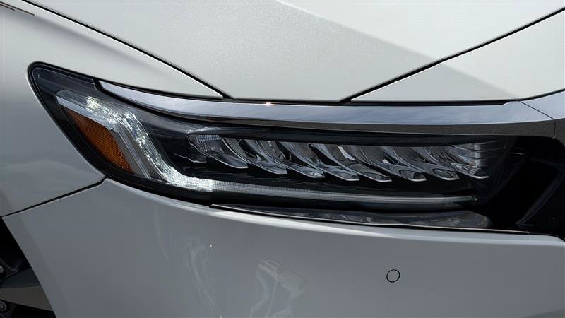 Used 2018 Honda Accord Touring image 10