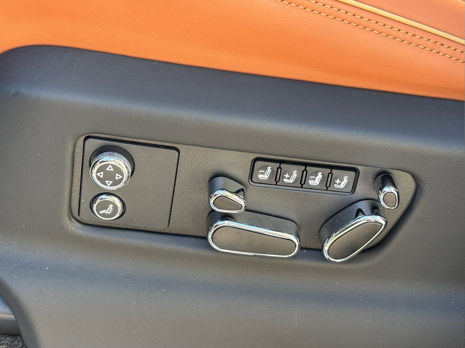New 2025 Bentley Bentayga Extended Wheelbase image 17