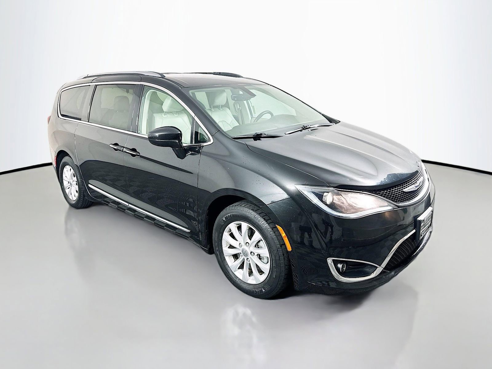 Used 2019 Chrysler Pacifica Touring-L FWD image 1