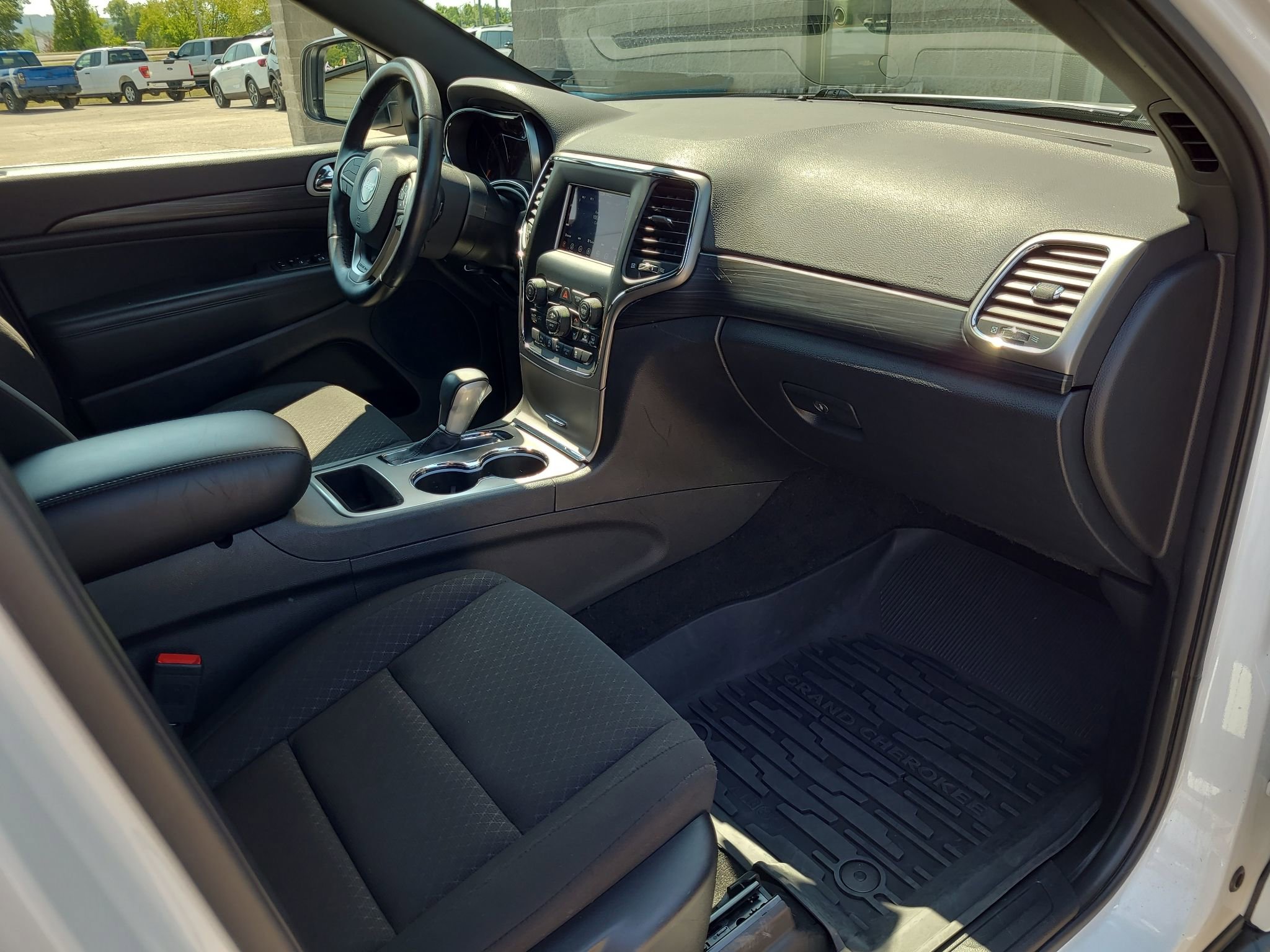 Used 2021 Jeep Grand Cherokee Laredo image 32