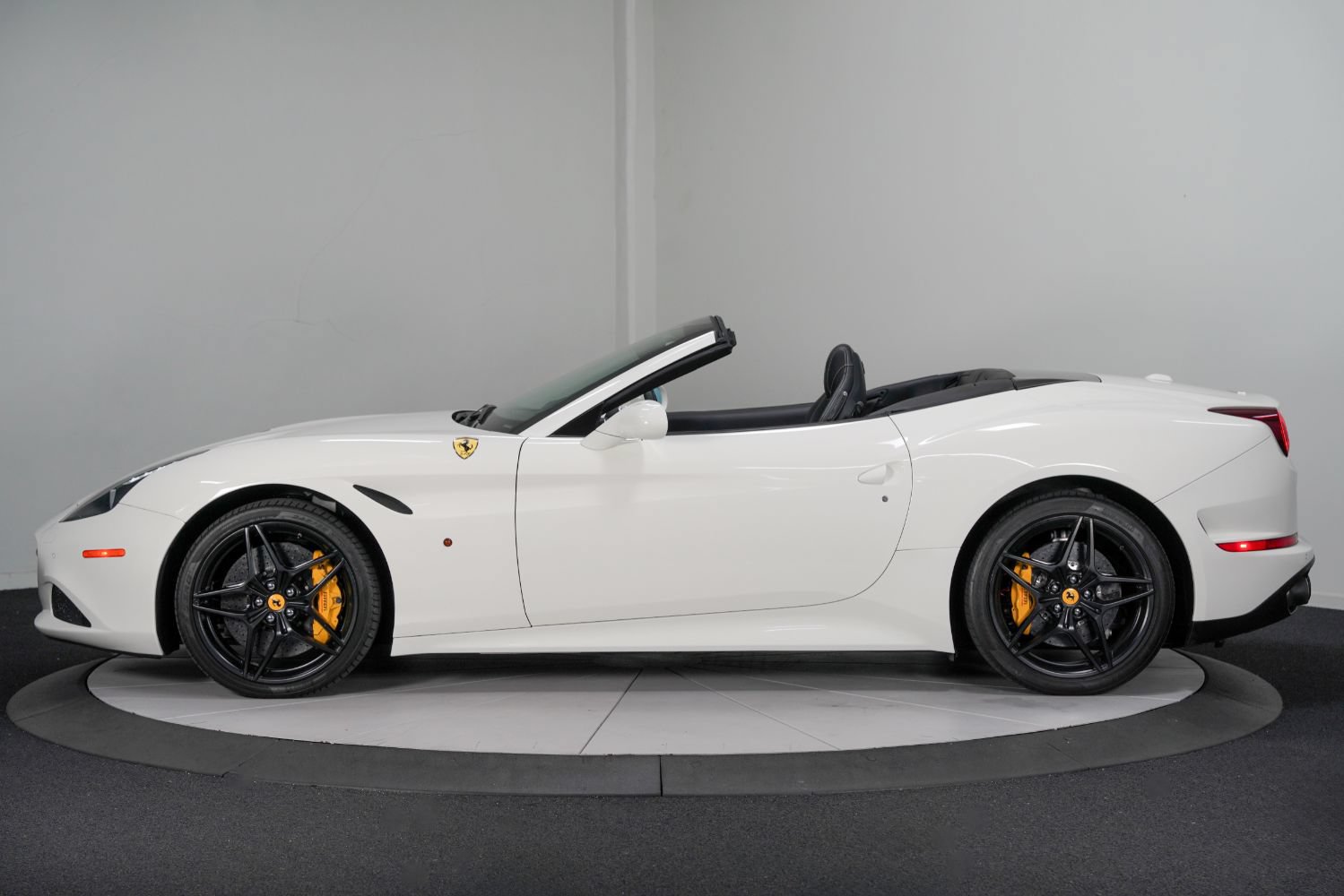 Used 2016 Ferrari California T RWD image 6