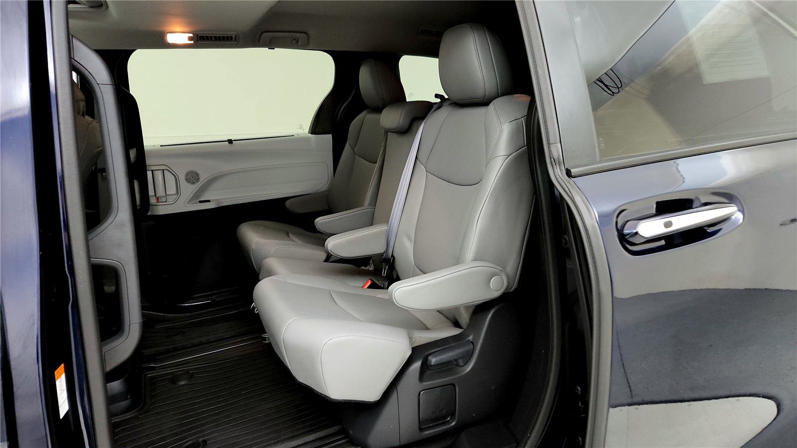 Used 2025 Toyota Sienna XLE image 21