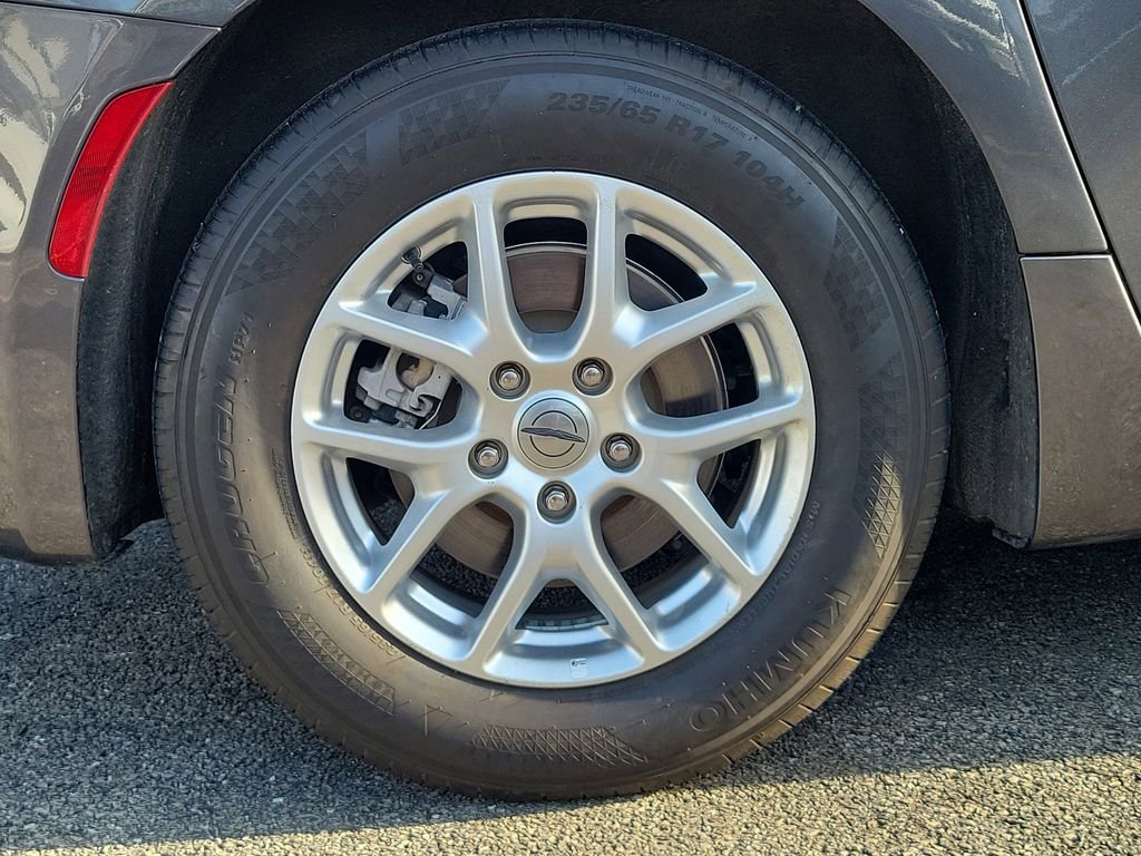 Certified 2023 Chrysler Pacifica Touring-L image 5