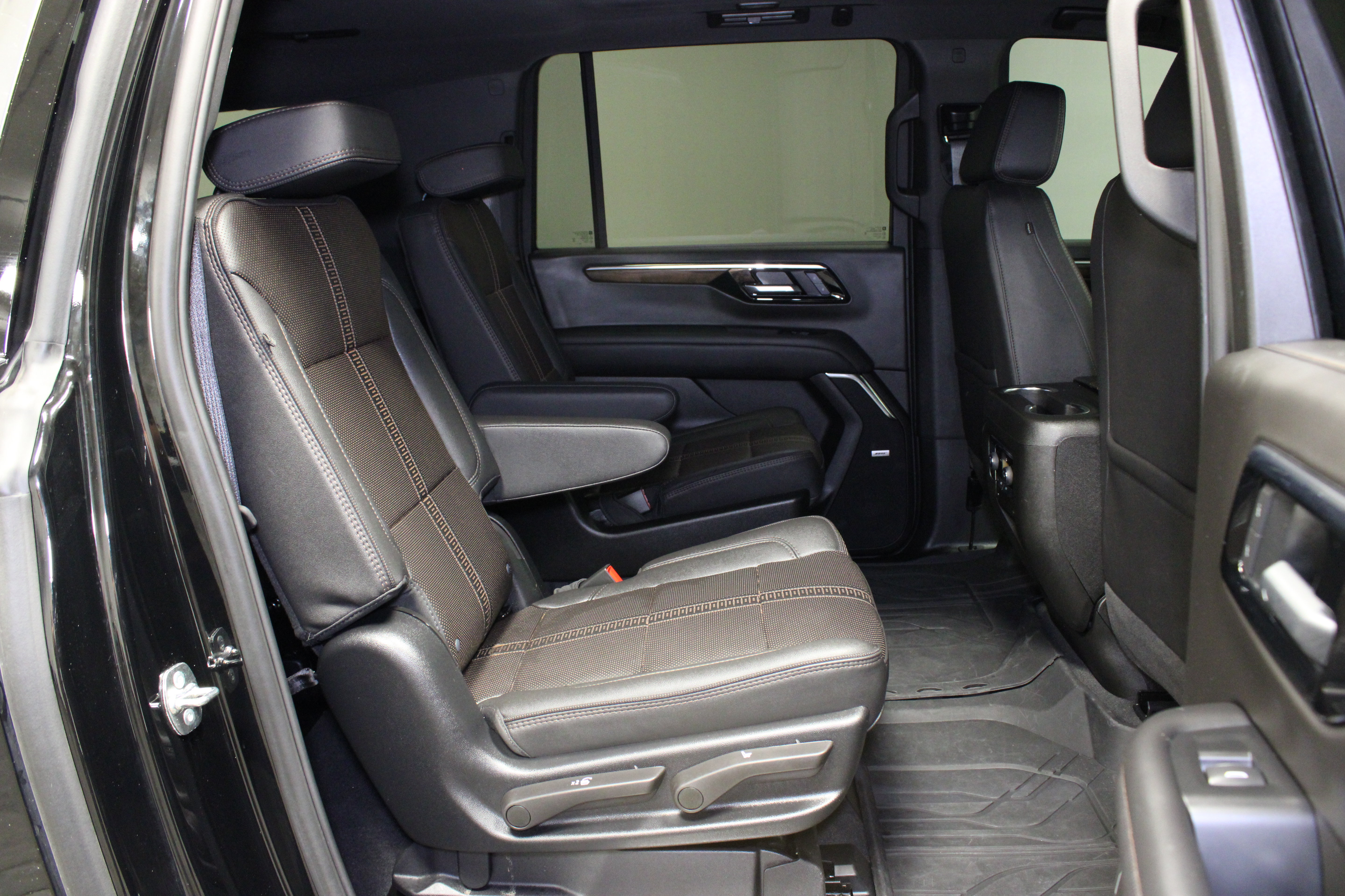 Used 2026 Chevrolet Suburban High Country w/ Sun And Tow Package AWD/4WD image 17