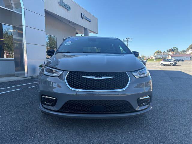 Certified 2025 Chrysler Pacifica Select AWD/4WD image 5