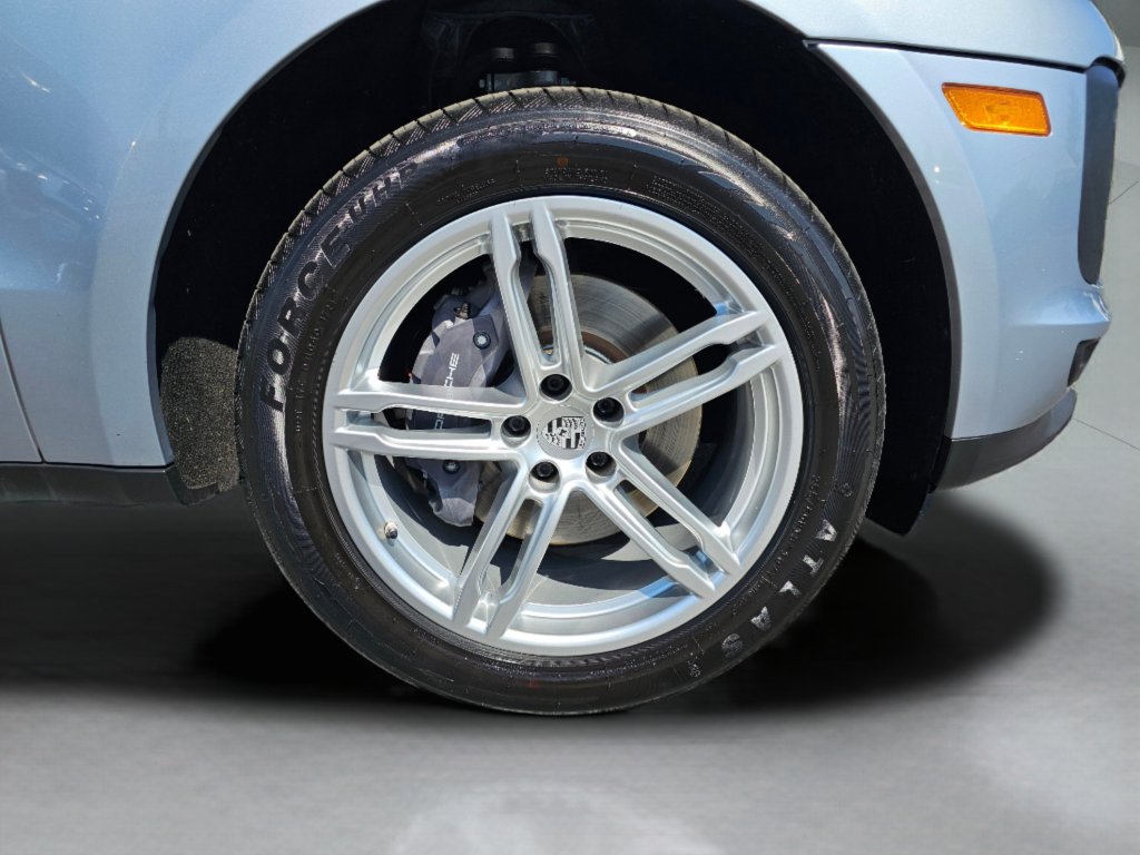 Used 2021 Porsche Macan w/ Premium Package image 28