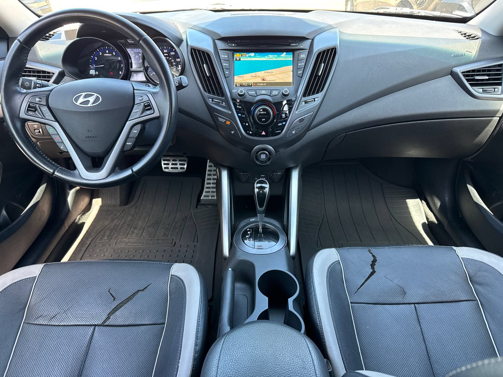 Used 2015 Hyundai Veloster Turbo w/ Option Group 04 FWD image 12