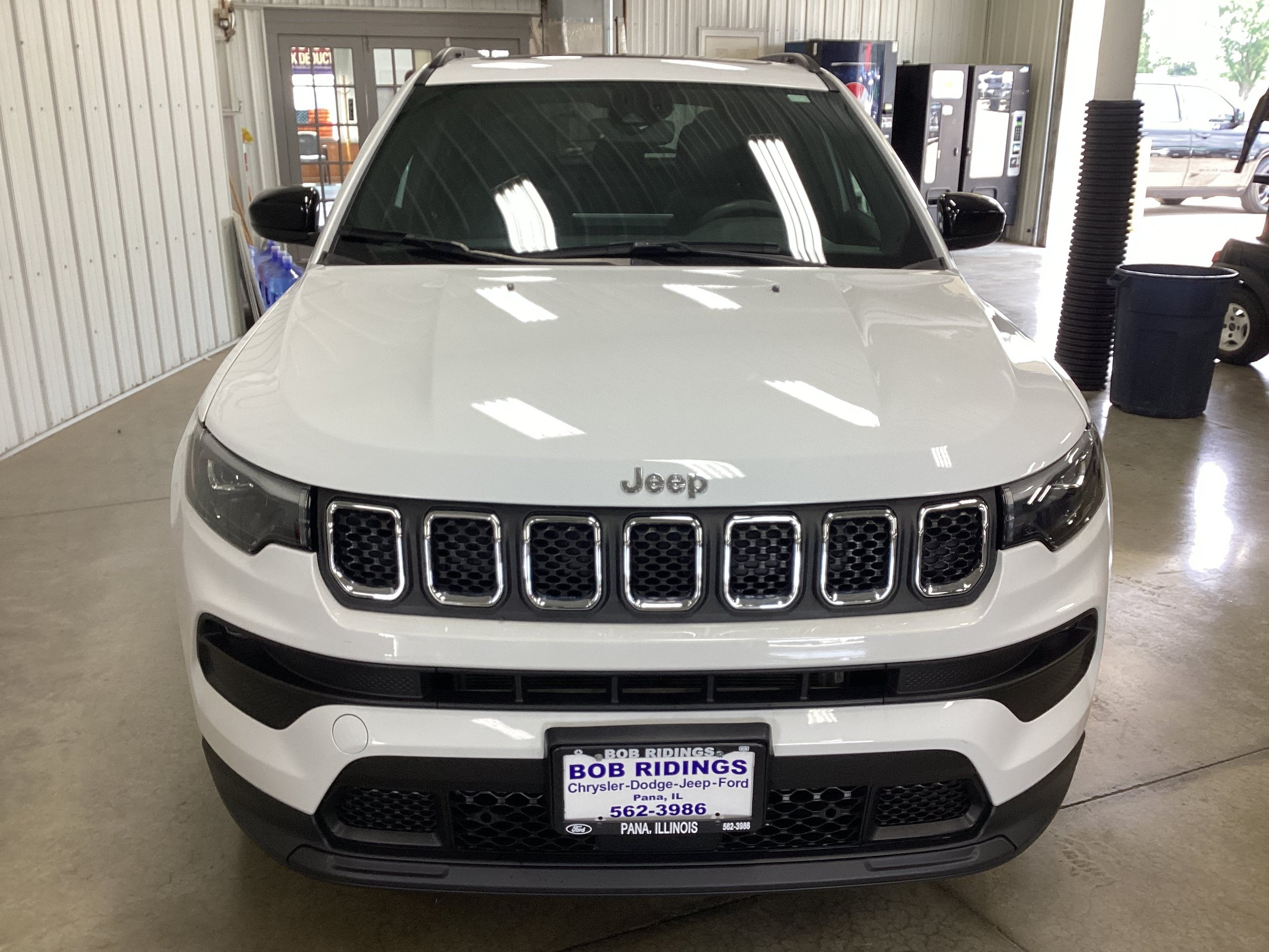Used 2024 Jeep Compass Latitude w/ Sun and Sound Group AWD/4WD image 7