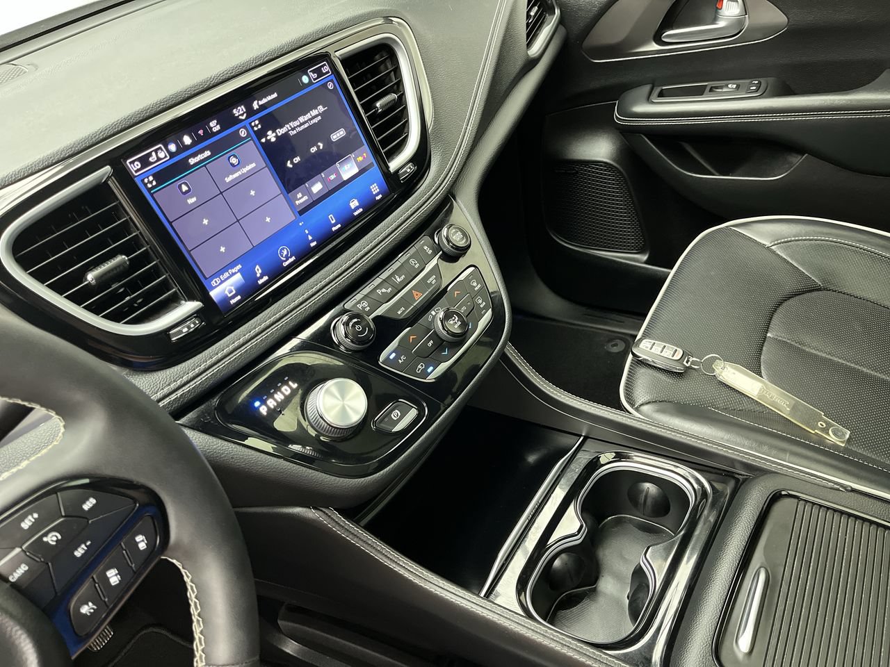 Used 2022 Chrysler Pacifica Limited w/ S Appearance Package FWD image 18