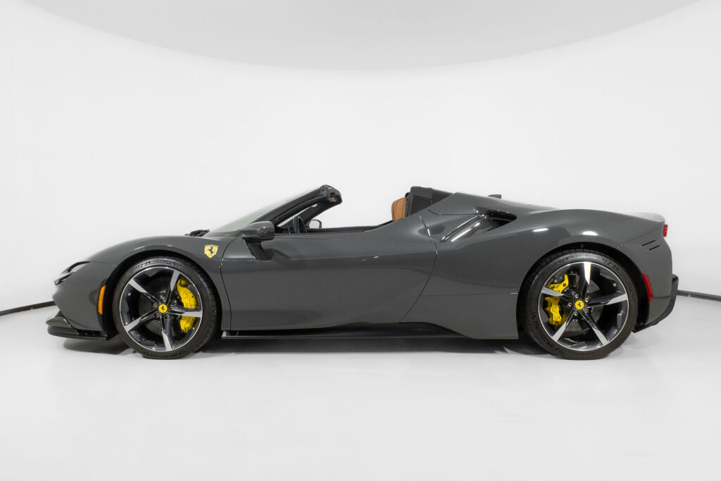 Used 2023 Ferrari SF90 Spider image 3